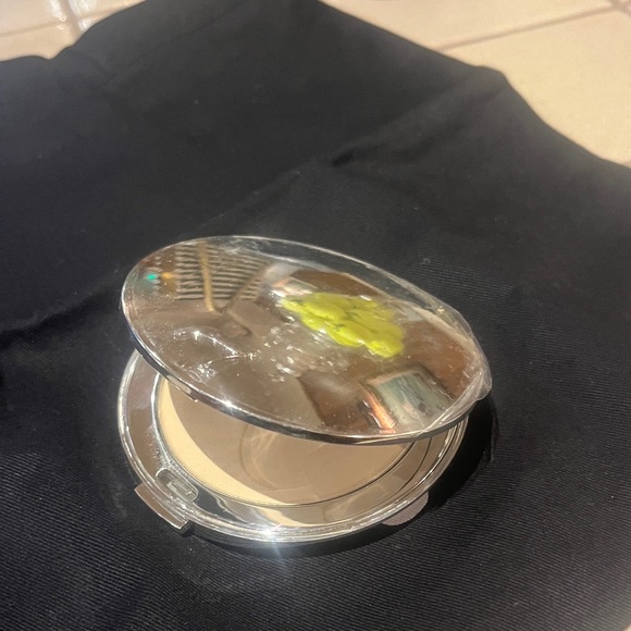 Jane iredale powder in silver compact - Picture 2 of 3